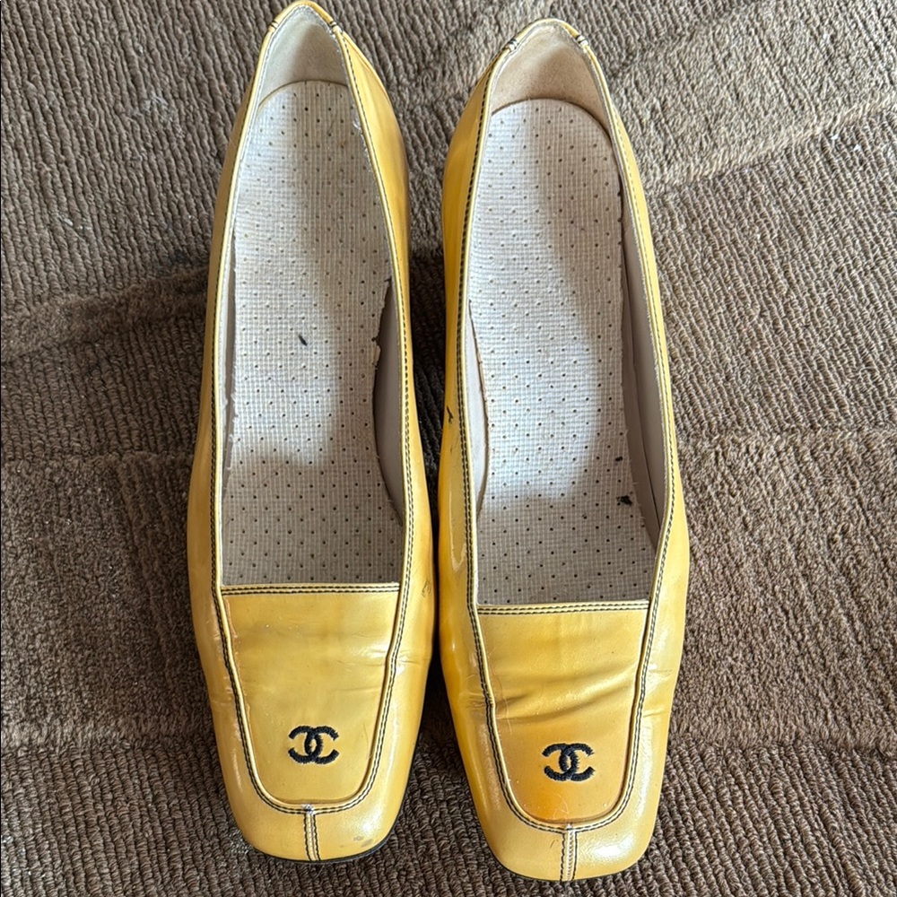CHANEL vintage Yellow Loafers with Iconic Logo and Glossy Finish